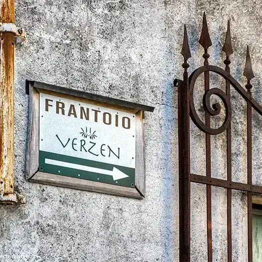cartello all’ingresso del frantoio Ver-Zen