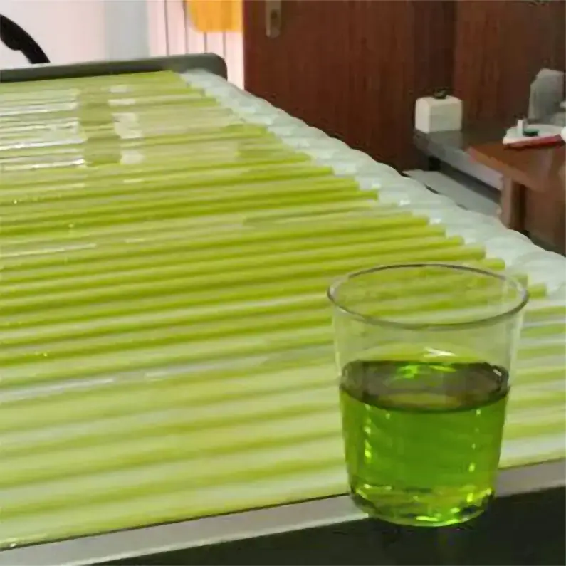 olio-appena-estratto-795 olio extra vergine d’oliva appena estratto, con il tipico colore verde che poi andrà ad attenuarsi nel tempo